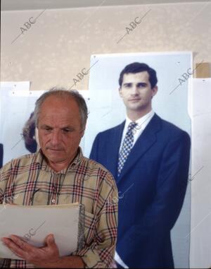 Antonio López Garcia en su estudio trabajando en el cuadro de la Familia Real
