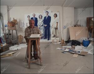 Antonio López, en su estudio, donde pinta un retrato de la Familia Real
