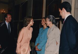 En la imagen, los Reyes Don Juan Carlos y Doña Sofía conversan con la madre de...