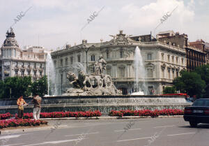 La Cibeles con el palacio de Linares al fondo