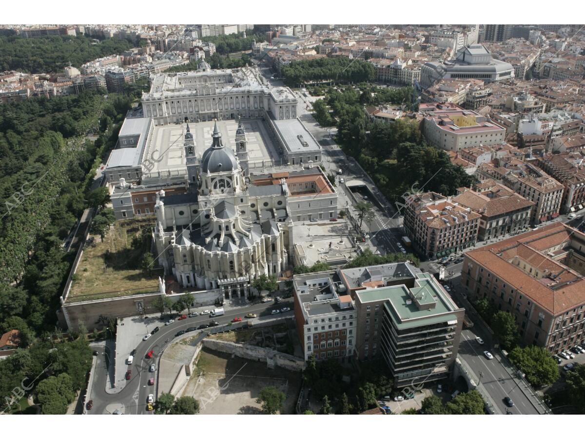 En La Imagen Vista De La Catedral De La Almudena Y Del Palacio Real