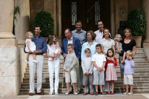 foto oficial de verano de la familia real al completo en el palacio de marivent