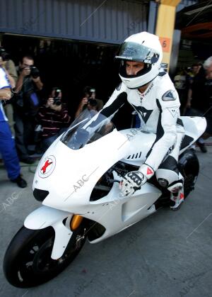 El Bicampeón del mundo de 250cc Jorge Lorenzo rueda con su nueva Yamaha de la...