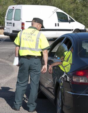 Control de la Guardia Civil de Trafico vigilando cinturones de seguridad y...