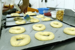 Reportaje sobre la elaboración tradicional del Roscón de Reyes en la Pastelería...