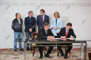 Firma del acuerdo del nuevo salario mínimo interprofesional presidido por...