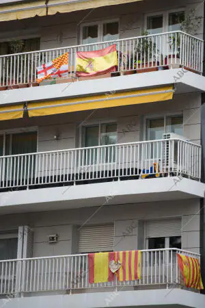 Banderas de Tabarnia y de España en la gran Via de Carlos Iii