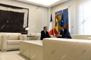 El presidente del Gobierno Pedro Sánchez, recibe a su homólogo francés Emanuel...