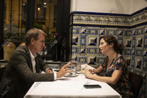 Isabel Díaz Ayuso y Alberto Núñez Feijóo reunidos en la taberna Casa Maravillas