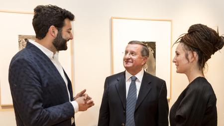 Marc Mouarkech (izq.), Mohsen Yammine (centro) y Clémence Cottard (d.) durante la inauguración de «Un impulso extraño» en la Casa Árabe de Madrid