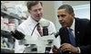 Obama maneja un microscopio en el Instituto Nacional de Salud de Bethesda / EFE