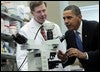 Obama maneja un microscopio en el Instituto Nacional de Salud de Bethesda / EFE