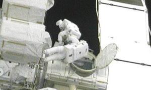 Los astronautas del Atlantis realizan su primera caminata espacial