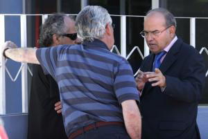 Arriba, el médico personal de José Tomás, Rogelio Pérez, conversa con el padre del torero, José Tomás Román, y el apoderado, Salvador Boix; abajo, el primer parte facultativo del herido / EFE