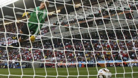 La FIFA prefiere sumar dos nuevos asistentes que incorporar el vídeo