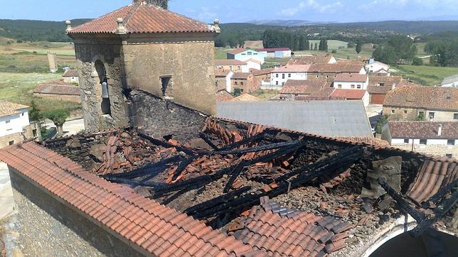 Un incendio destruye la cubierta de la iglesia de Tardajos de Duero, Soria