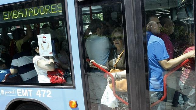 Los paros en Metro provoca empujones en los autobús