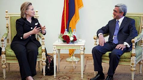 Clinton viaja al Cáucaso para desbloquear el conflicto del Nagorno-Karabaj