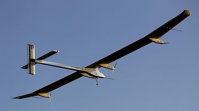Despega el avión que pretende volar 24 horas sólo con energía solar