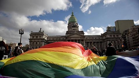 El Parlamento argentino aprueba el matrimonio entre homosexuales