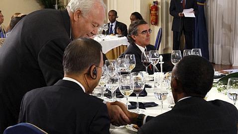 El saludo de Moratinos a Kagame
