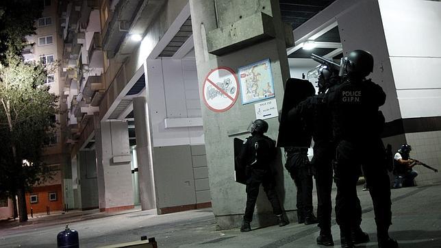 El Ejército francés toma un pueblo en rebelión