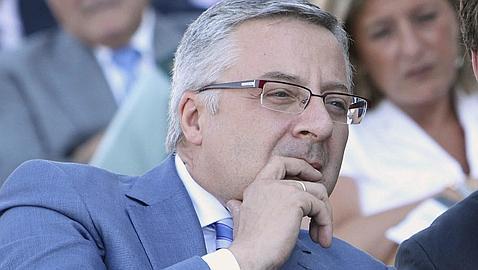 Blanco: «Rajoy lleva de vacaciones demasiado tiempo»