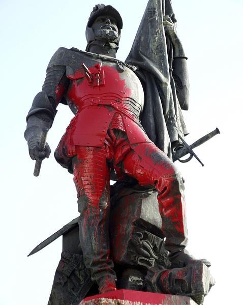 La estatua de Hernán Cortés, en Medellín, amanece manchada con pintura