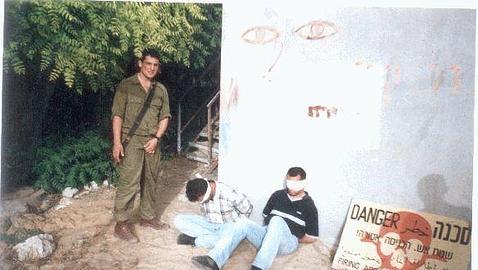Una ONG avisa de la «costumbre» de los soldados israelíes de fotografiarse con presos palestinos