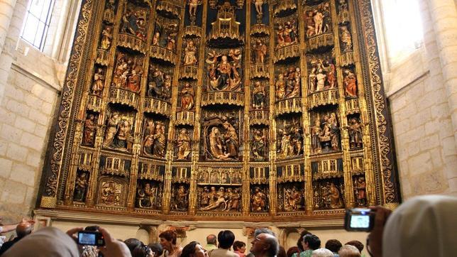 El retablo mayor de Dueñas recupera su esplendor original