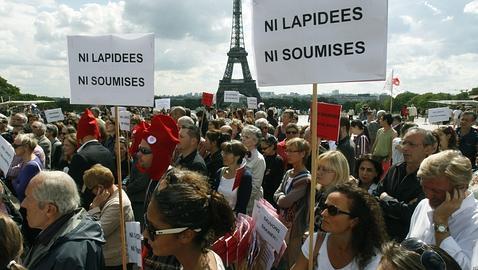 Cientos de personas se concentran en París contra la lapidación de Sakineh Mohammadi
