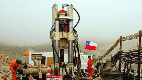 Los mineros atrapados en Chile reciben alimentos calientes