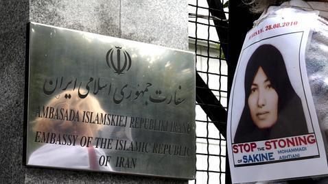 Irán condena a lapidación a dos mujeres por adulterio