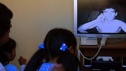 Emotiva conferencia de los mineros chilenos con sus familiares