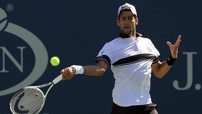 Djokovic supera por la vía rápida a Fish y espera a Monfils en cuartos de final