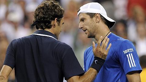 Federer exhibe un tenis de quilates