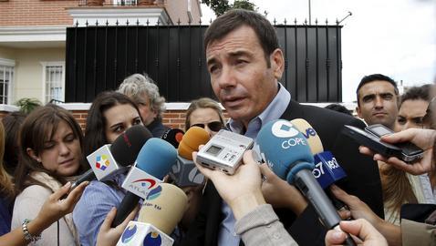 Gómez acusa a Aguirre de «berlusconizar» la política