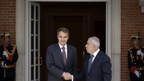 Zapatero, a ETA: «sólo sirve el abandono de las armas para siempre»