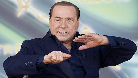 Los consejos de Berlusconi a los jóvenes: no leer periódicos y casarse con un rico