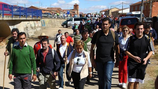 Cientos de personas caminan junto al PP en defensa de la Autovía de la Plata