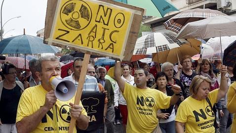 Miles de personas cortan dos carreteras contra el almacén nuclear en Zarra