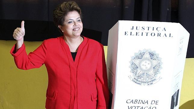 Rousseff espera tranquila el escrutinio y dice estar preparada para afrontar una segunda vuelta