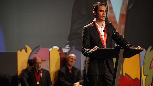 Apoyo masivo a Contador en la entrega de los Premios Gabarrón