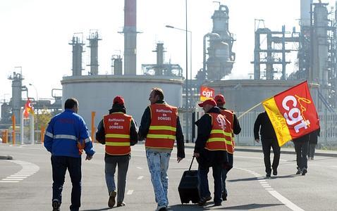 La huelga francesa se extiende a las refinerías de petróleo