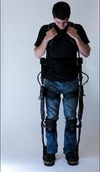 Un esqueleto biónico ayuda a caminar a los parapléjicos