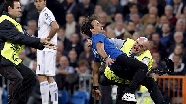 El «Jimmy Jump» italiano cumple su promesa y asalta el césped del Bernabéu