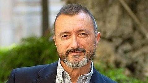 Pérez-Reverte revoluciona Twitter tras llamar a Moratinos «perfecto mierda»
