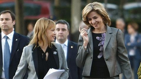 Pajín hace esperar seis minutos a la Infanta Cristina