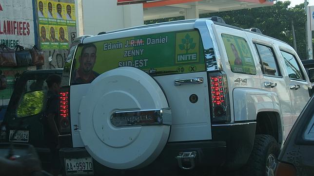 Campaña electoral hasta en Hummer