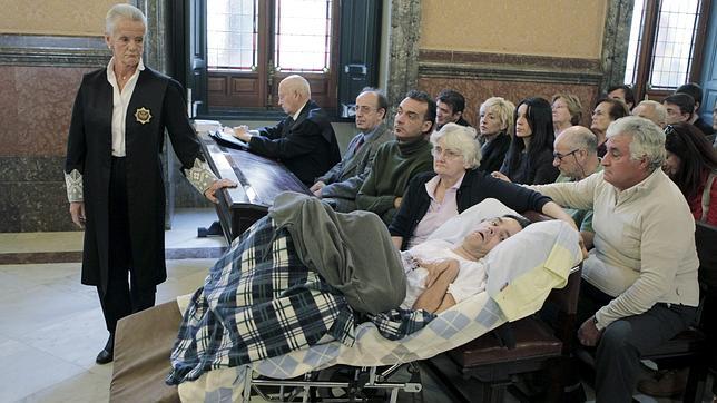 Juana lleva a su hijo, en coma, al Supremo